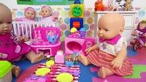 Jugando a cocinas de juguete con bebé Lucía y bebé Ana Mundo Juguetes vídeos de bebés de juguete