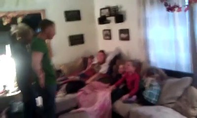 Navy Sailor Surprises His Three Kids in Time for Christmas