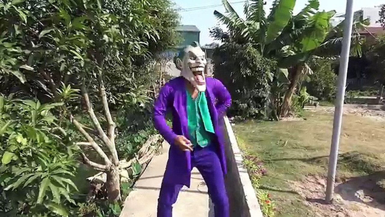 Gigante Aranha Banheiro Ataque Elsa congelada Homem Aranha ResgatarSuper heróis Vídeos engraçados