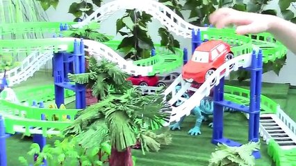 Игрушка Трек с машинкой Бен 10. Аттракцион с динозаврами.
