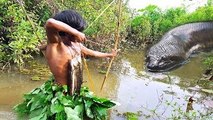 Amazing Boy Catch Big Snake While Shooting Fish in The River