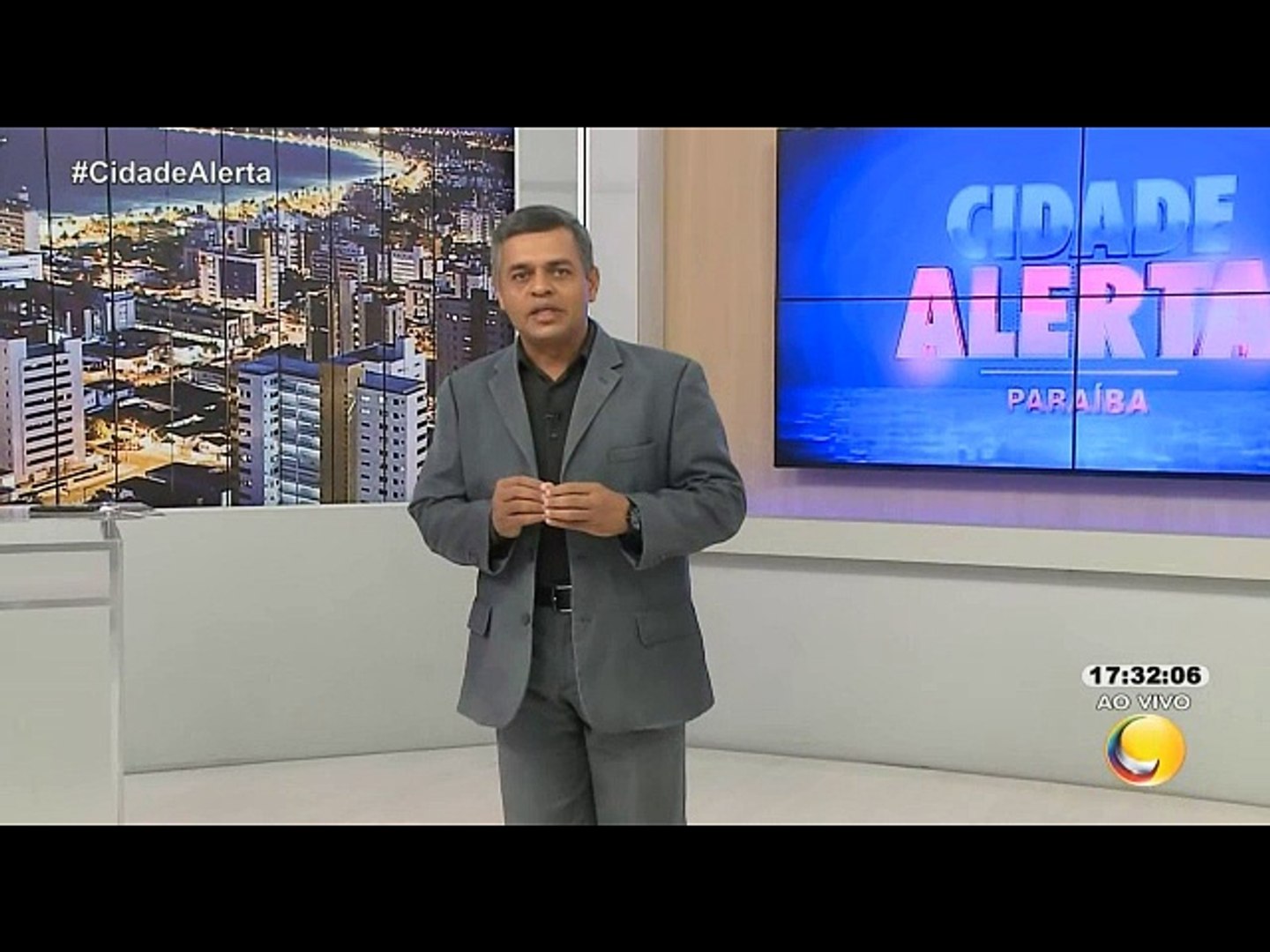 Cidade Alerta - Mulher é fotografada posando nua em frente a uma viatura policial, no litoral paraib