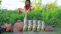 Terrifying!! Brave Little Children Catch Extremely Big Snake in Water While Fishing