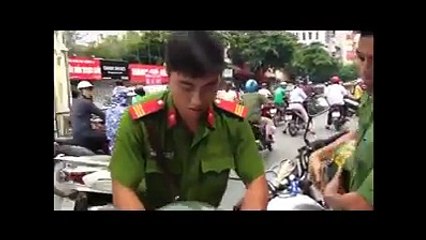 Xôn xao cảnh sát trật tự lập biên bản xử phạt xe cứu thương đang chờ bệnh nhân