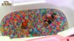 Беби Бон Тёма купается в шариках Орбиз с сюрпризами! Видео для детей