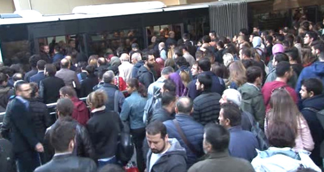Küçükçekmece'de Servis Minibüsü Metrobüs Durağına Girdi: 3 Yaralı