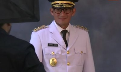 Anies-Sandi Foto dengan Baju Gubernur