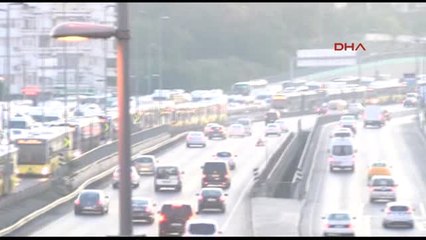 Servis Midibüsü Metrobüs Yoluna Girdi : 3 Yaralı