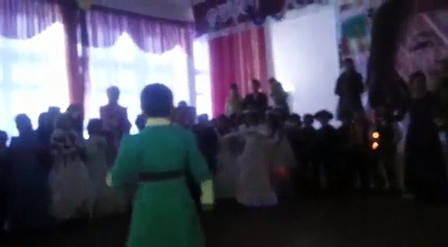 13школа 3 Ж класс на новом году зажигает лезгинку мои милашки