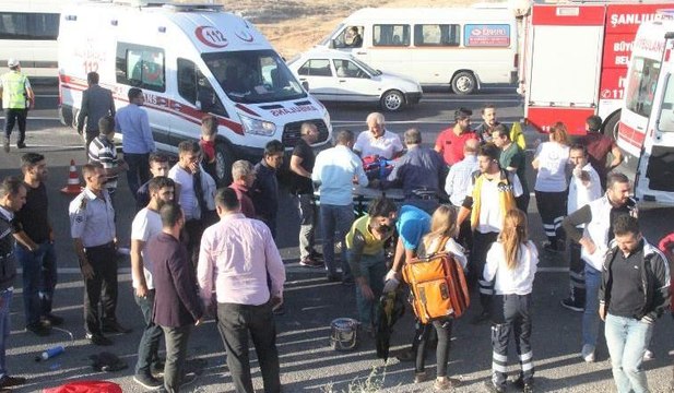 Şanlıurfa'da işçi servisi devrildi... Kaza yerinden ilk görüntüler