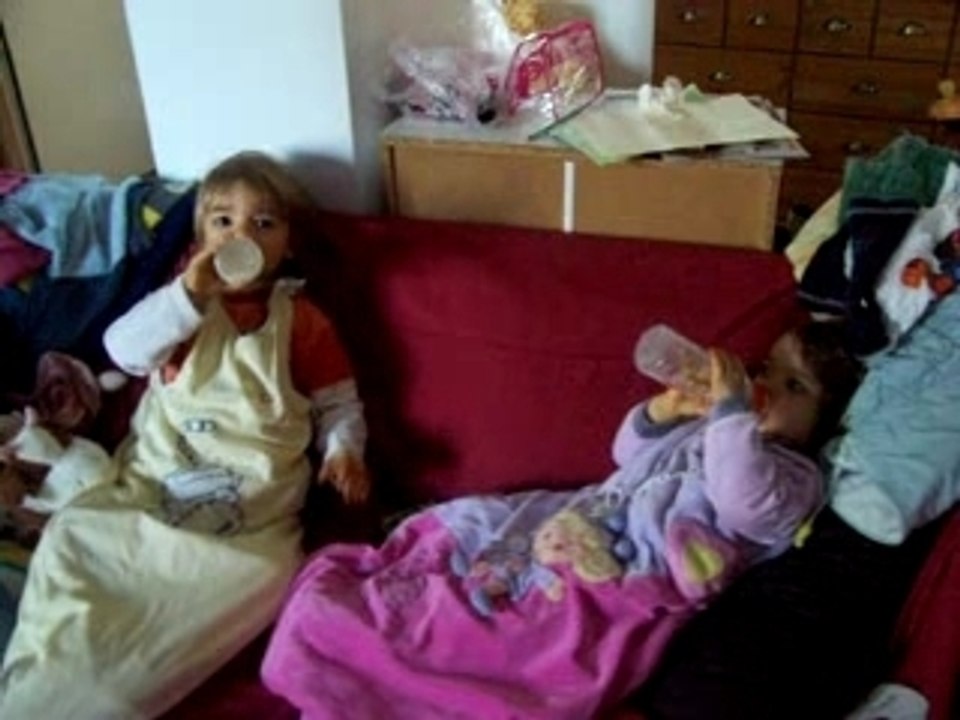 Tom et lola prennent leur bibs seuls100_0579