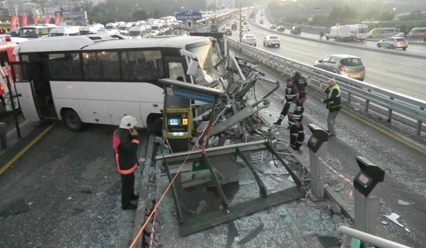 Servis minibüsü metrobüs yoluna girdi... Kaza yerinden ilk görüntüler