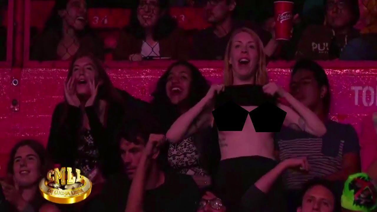 Aficionada loca muestra el chicharron en Función de Lucha Libre CMLL