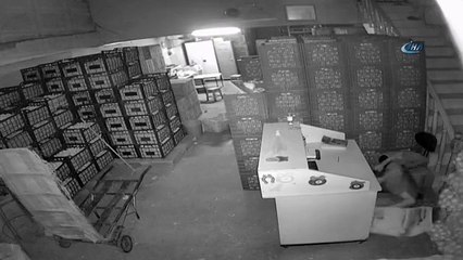 Görüntülenmemek İçin Her Yolu Deneyen Hırsızlık Zanlısı Çocuk Kamerada