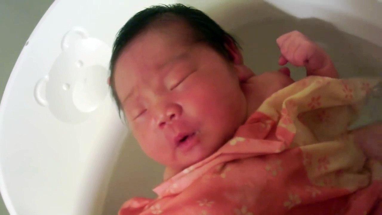 赤ちゃんの初めての沐浴　イクメンパパ初体験！　父親教室で習った事が役に立った♪