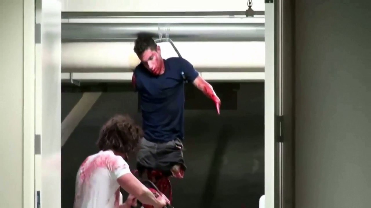 Descuartizador causa panico en estacionamiento, realmente MUY FUERTE ! cardiacos, abstenerse.