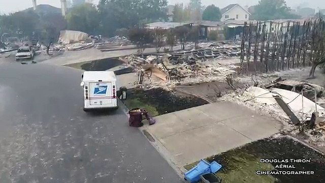 Un facteur distribue du courrier au milieu des maisons brûlées en Californie