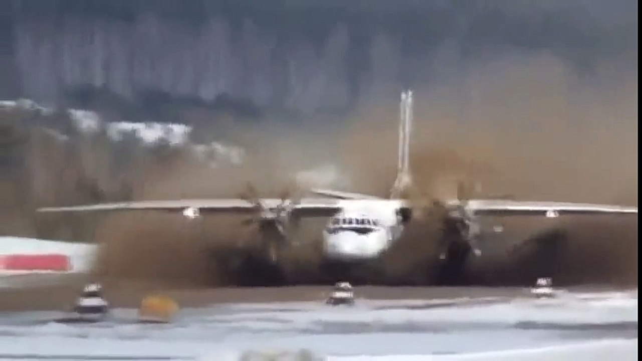 Décollage d'un avion sur une piste recouverte de 20cm de Boue !! Grosse frayeur...