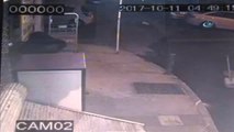 Parmak İzi Bırakmayan Hırsızlar Güvenlik Kamerasına Yakalandı