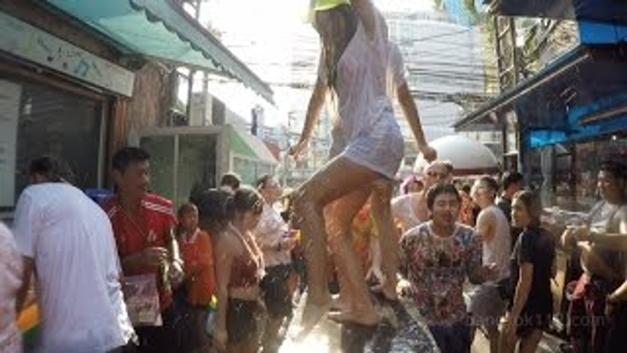 Songkran at Soi Cowboy and Nana Plaza [ +10 ESSENTIAL TIPS ] | B112