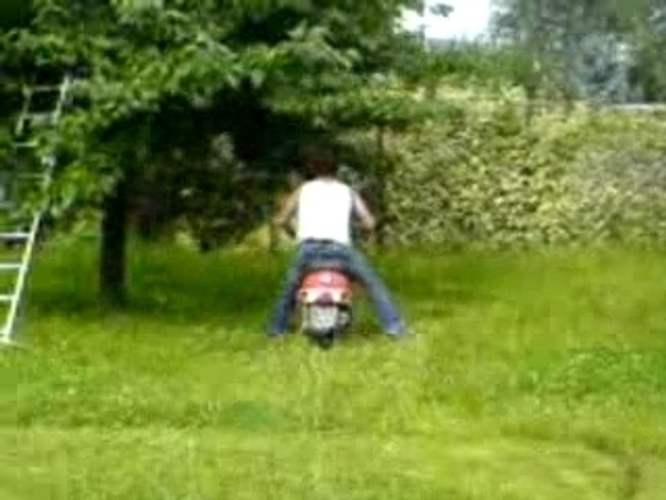 Damien en plein trip avec son scoot!!