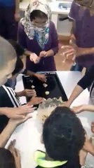 Action collective à l'atelier pâtisserie : mettre en forme les cookies