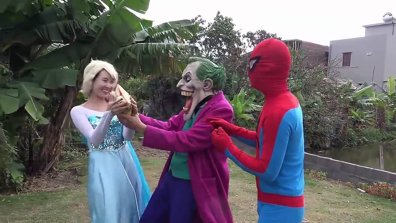 Человек-паук падают Эльза - джокер шалости - видео смешной герой в реальной жизни