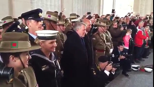 Des Néo-Zélandais réalisent un haka lors d'une cérémonie à la Porte de Menin