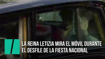 La reina Letizia mira el móvil durante el desfile de la Fiesta Nacional
