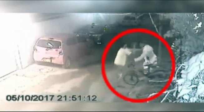 کراچی گلشن اقبال میں ہونے والی چوری کی واردات کی ویڈیو دیکھیں۔ ویڈیو: محمد حمزہ۔ کراچی