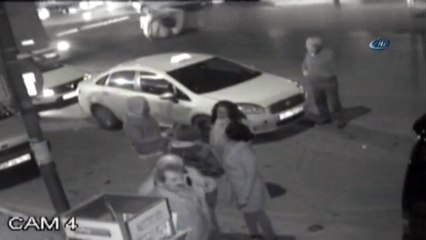 Otomobilin Kağıt Toplayıcıya Çarptığı Feci Kaza Kamerada