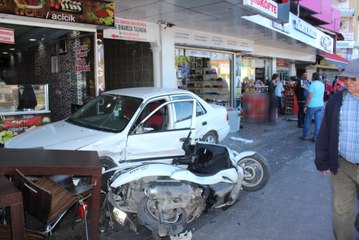 Kırmızı Işıkta Geçen Otomobil Ortalığı Savaş Alanına Çevirdi