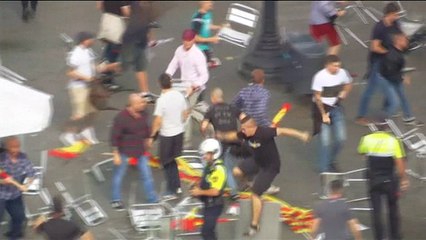 Vídeo mostra "guerra de cadeiras" entre manifestantes em Barcelona