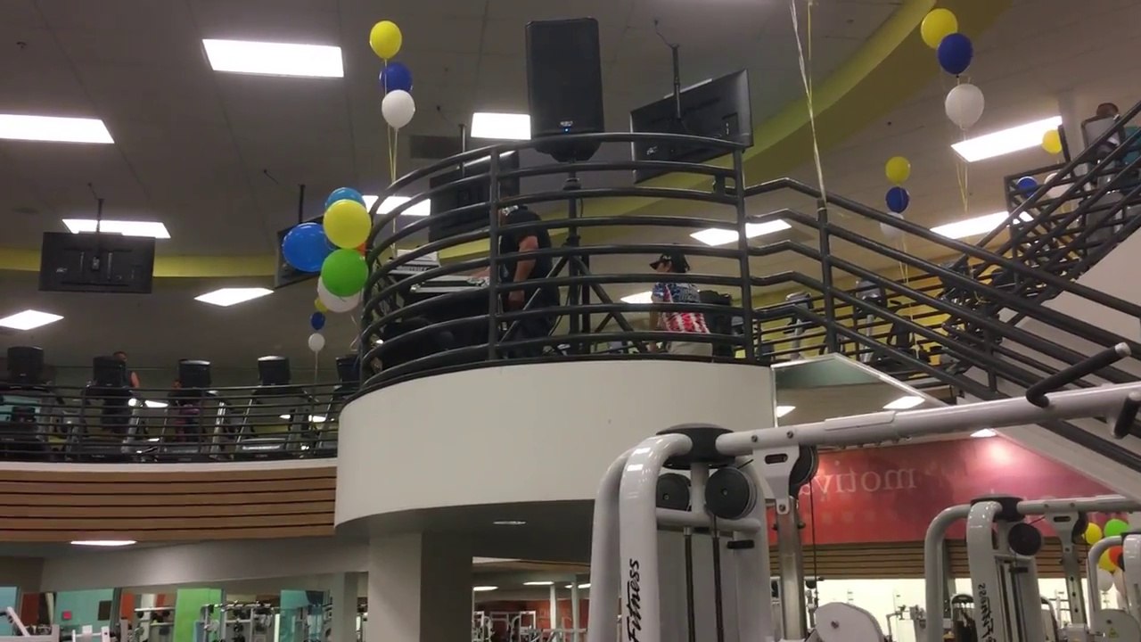 Ce vieux kiffe et danse derrière le DJ.. à la salle de sport !