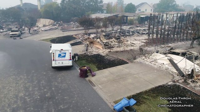 Passage du facteur dans une ville dévastée par l'incendie Tubbs en Californie !