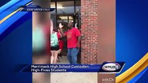 Ce gardien de lycée check tous les élèves un par un à l'entrée !