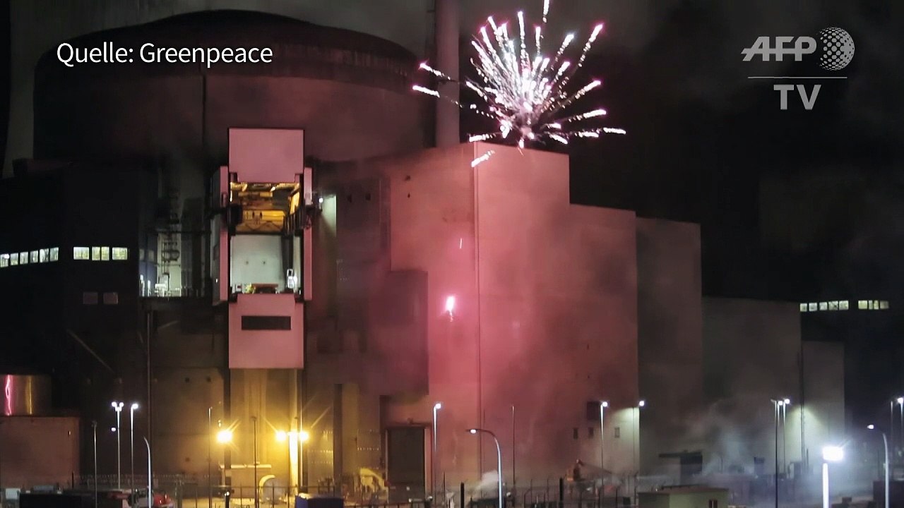Greenpeace zündet Feuerwerk in französischem Atomkraftwerk