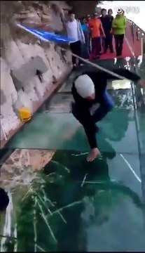 Un pont en verre se fissure à 1 180 mètres d'altitude