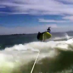 Deux filles s’envolent dans les airs en faisant de la bouée