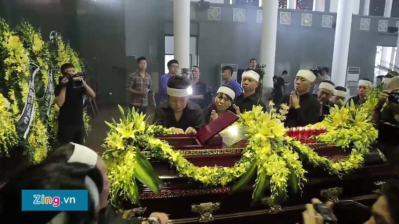 Học sinh Lương Thế Vinh khóc òa khi linh cữu thầy Văn Như Cương qua trường