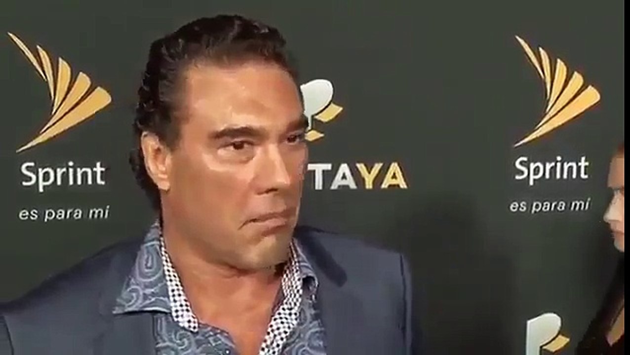 Eduardo Yáñez agrede a reportero en alfombra roja