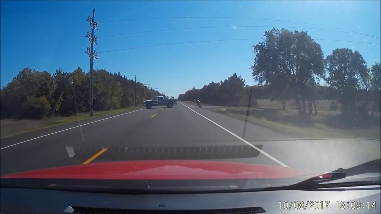 Ce gars a oublié le frein à main et se retrouve à courir après sa voiture en pleine route... Oups