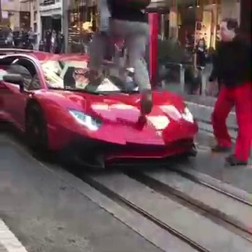 Ce débile saute sur une Lamborghini Aventador et va vite le regretter