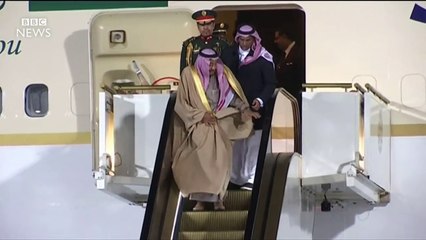L'escalator en or du roi d'Arabie saoudite se bloque, il est obligé de descendre à pied
