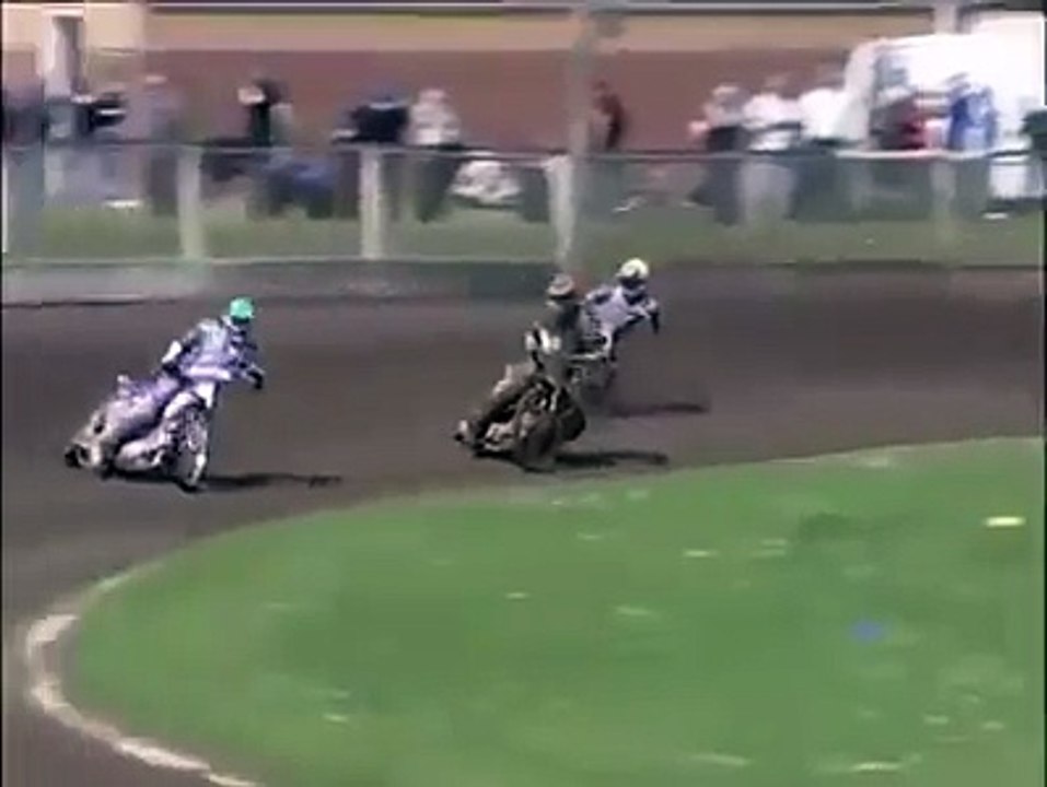 ڈرائیور نییچے گر پڑا تو موٹرسائیکل خود ہی اٹھ کے چل پڑی