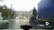 Un camionneur contre un automobiliste lors d'un road rage hilarant en Russie !