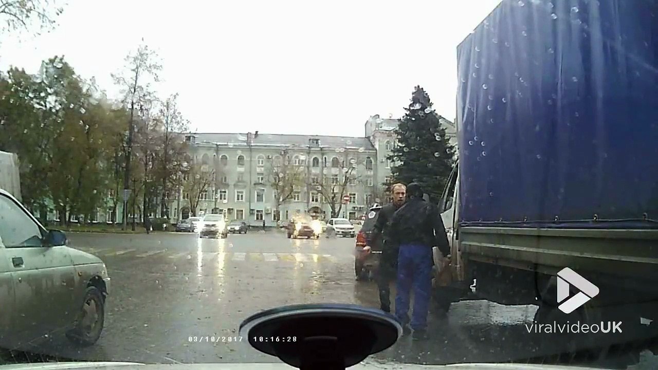 Un camionneur contre un automobiliste lors d'un road rage hilarant en Russie !