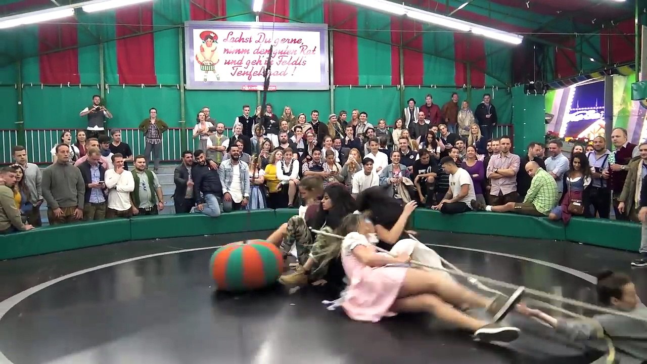 Des filles affrontent la « Roue du Diable »