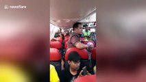 Angry flyer demands passengers 'occupy' plane after it was delayed