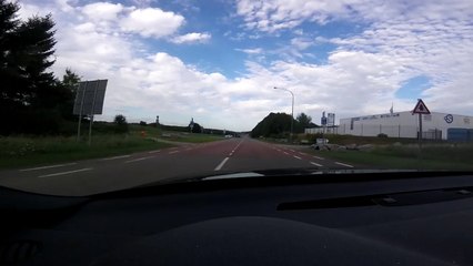 Une Audi RS3 8P fait un tout droit dans un champ